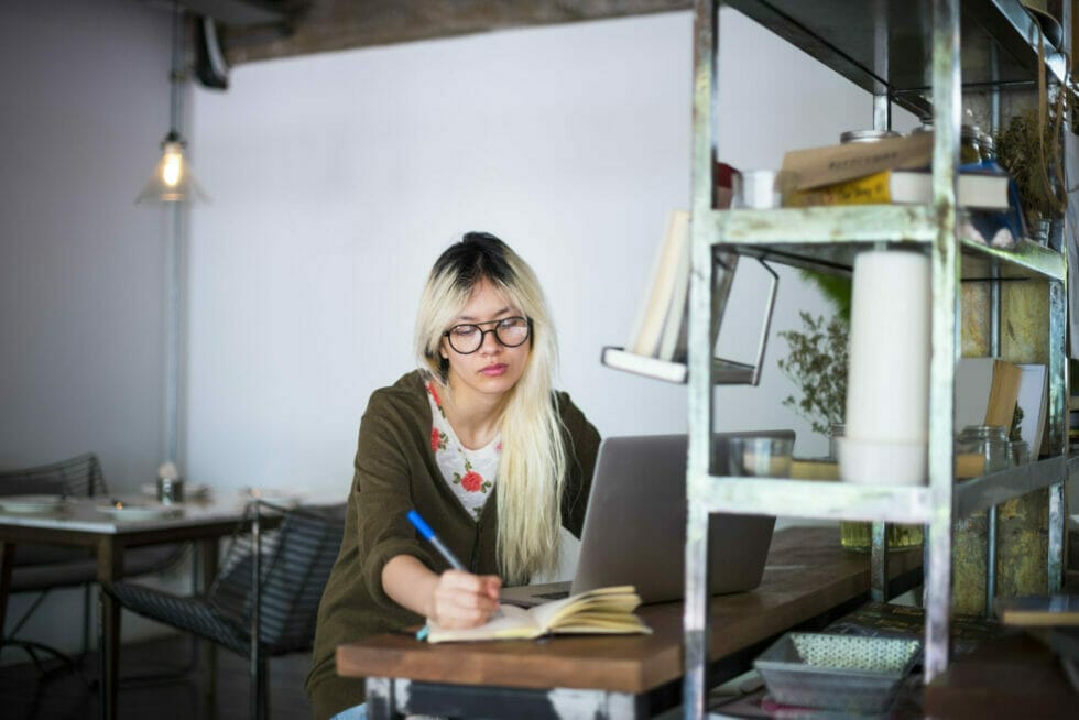 Young adult reading alt description on a websites home page.