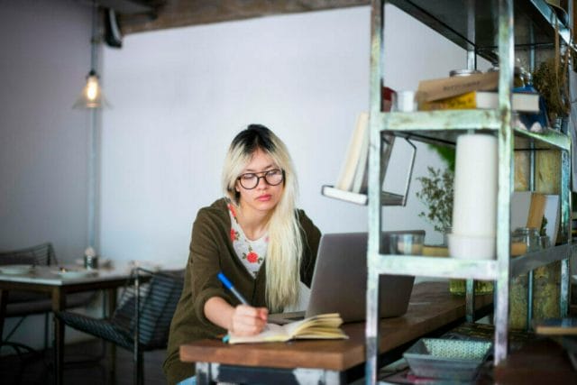 Young adult reading alt description on a websites home page.